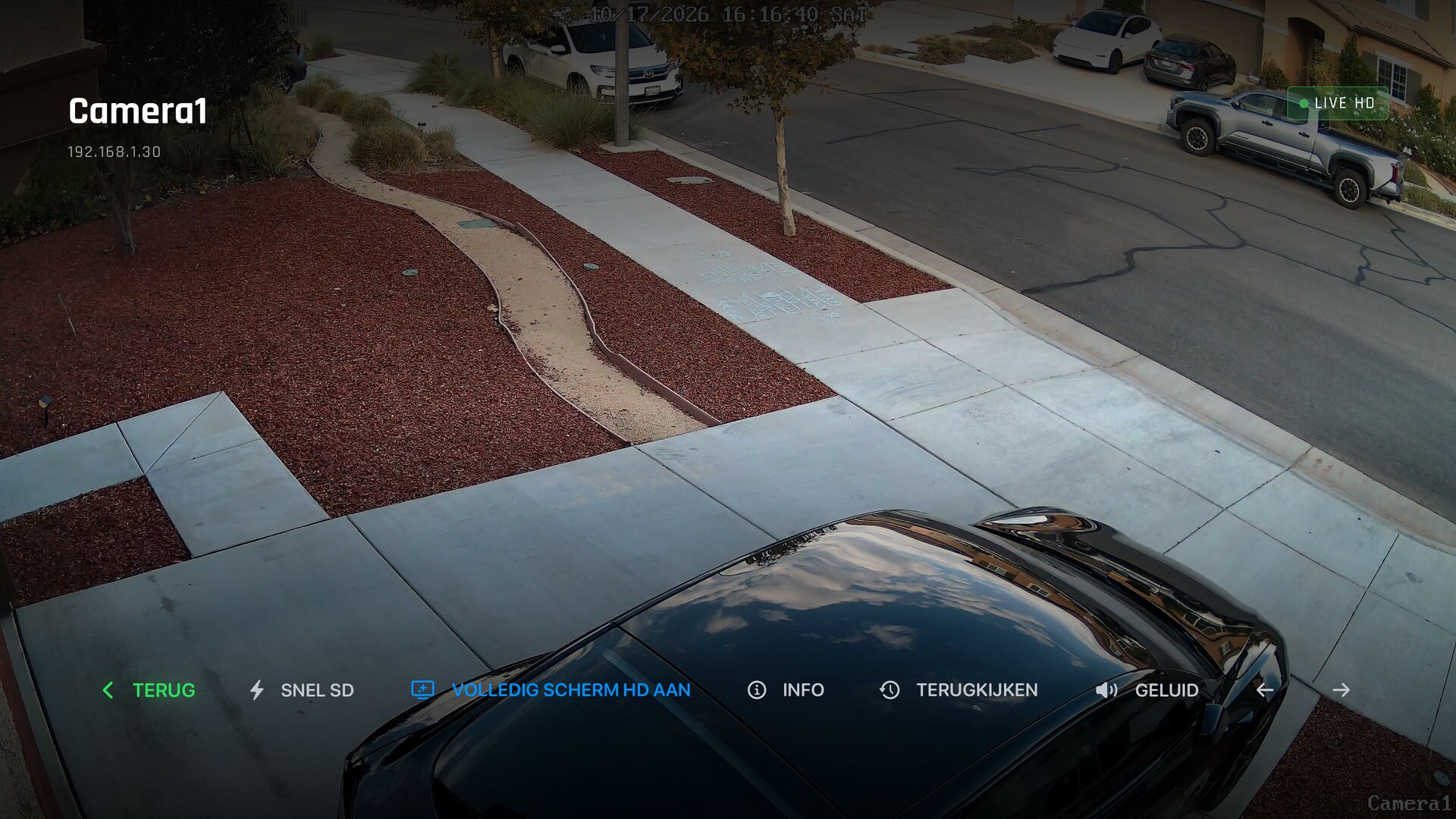 Een camera in live HD op volledig scherm, met onderaan de bedieningselementen Terug, Snel SD, Volledig scherm HD, Info en Terugkijken.